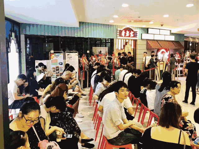 网红火锅哥老官被曝光！脚踩灶台、徒手翻菜......