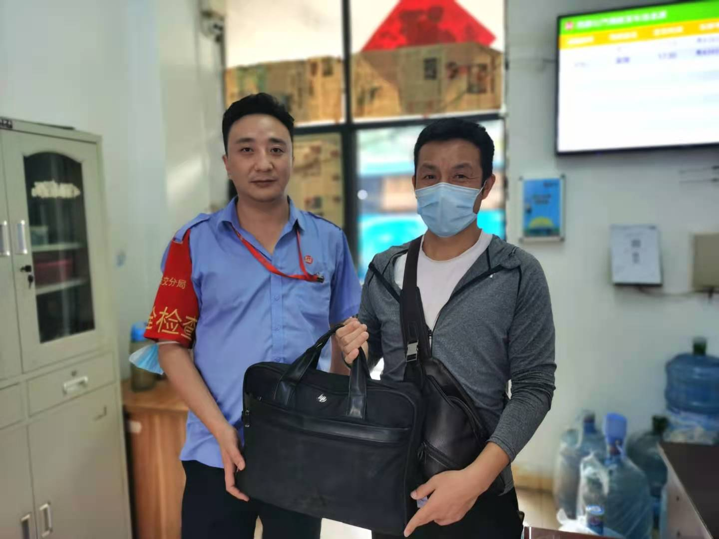 别再丢三落四了！点赞公交驾驶员帮找回重要物品