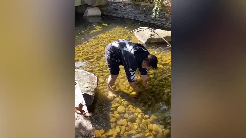 爸爸赤脚下水捞儿子扔的玻璃碎片：想让他学会承担
