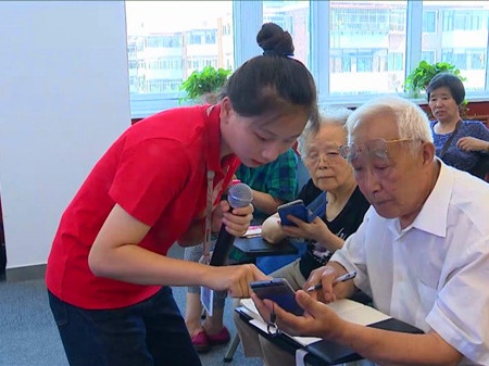 国办印发实施方案：日常生活场景必须保留老年人熟悉的传统服务方式