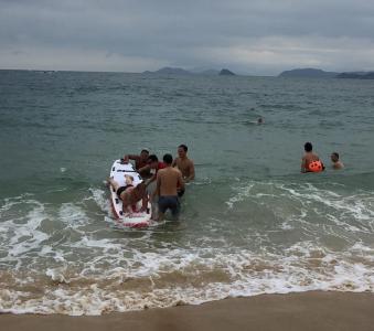 健康头条 | 救援演习成真实救生！大梅沙海滨一泳客溺水被救