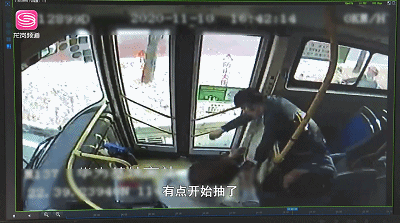 乘客突发癫痫 公交师傅及时送医
