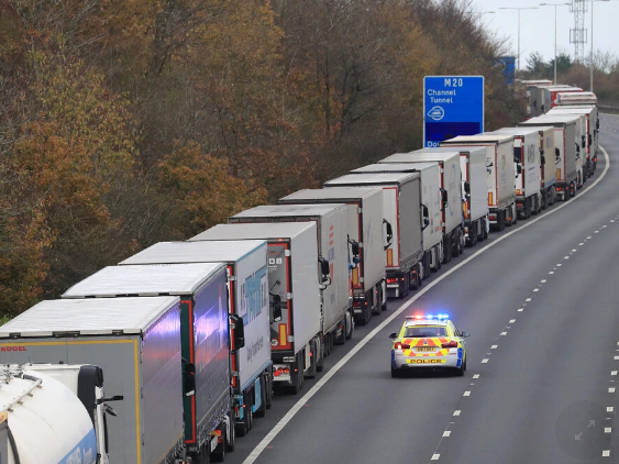 法国“彩排”英国脱欧过渡期结束后入境边检：车辆堵塞8公里