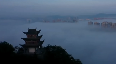 黄山城市上空现平流雾景观 美如仙境