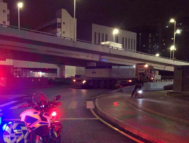 福田综治 | 货车走错路致拥堵，交警及时赶到后……