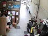 男子下楼拿外卖顺手偷女士护肤品，原因竟是......
