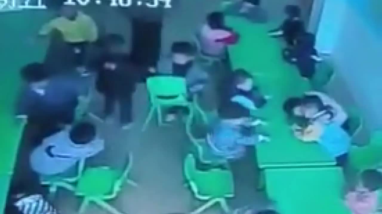 幼师摔打男童致骨折称被门误夹 机构：涉事老师已停职