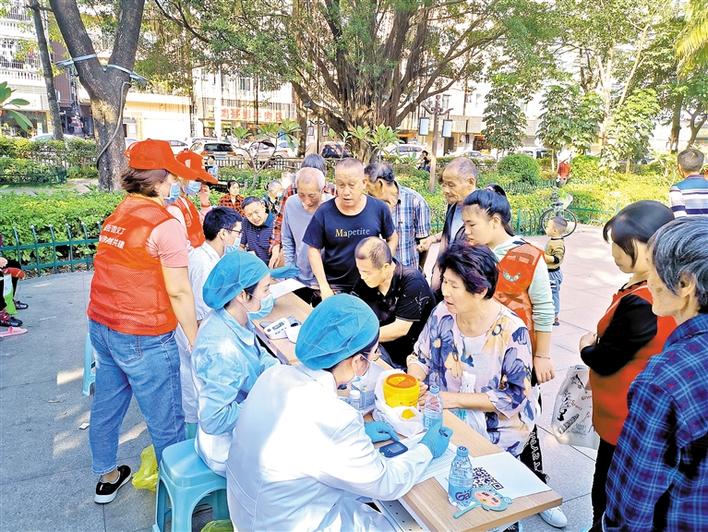 （光明）凤凰街道五社区同步举办党群便民服务活动