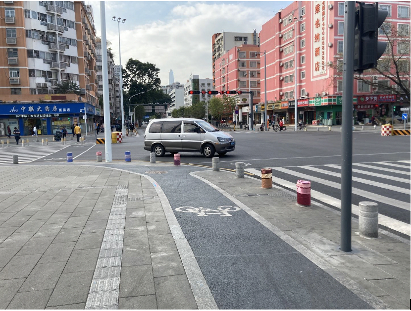 梅林这个路口的石墩也穿上“冬衣”？路人点赞很暖心，但也提醒注意安全