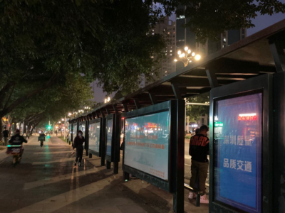 市民@相关部门：红荔路部分公交站台灯箱不亮、无候车座椅问题亟待解决  