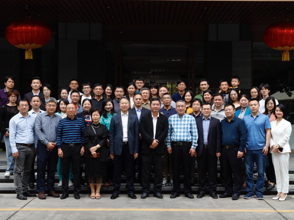 赵卉洲在湾区传媒论坛作主旨演讲表示：20余年创业路体会到“热爱”的重要性