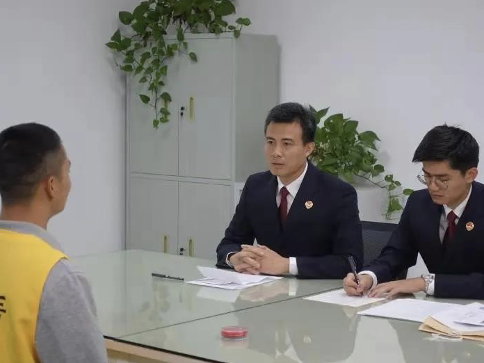 深圳一男子为逃惩罚“躲猫猫”，使用两张有效身份证真能逍遥法外？