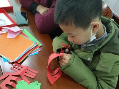 公明社区组织青少年学习传统剪纸文化            