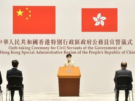 今天，香港高级公务员在国旗下宣誓