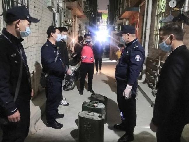 多亏网格员鼻子灵，150斤汽油、柴油违规存放出租屋被查