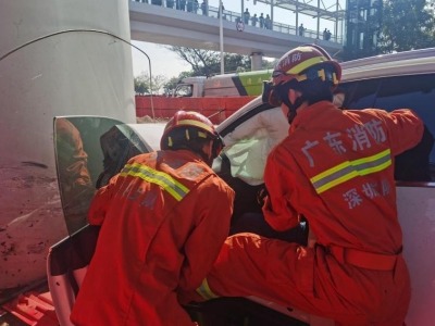 小车失控撞上立交桥墩，深圳消防迅速驰援十分钟救出两人