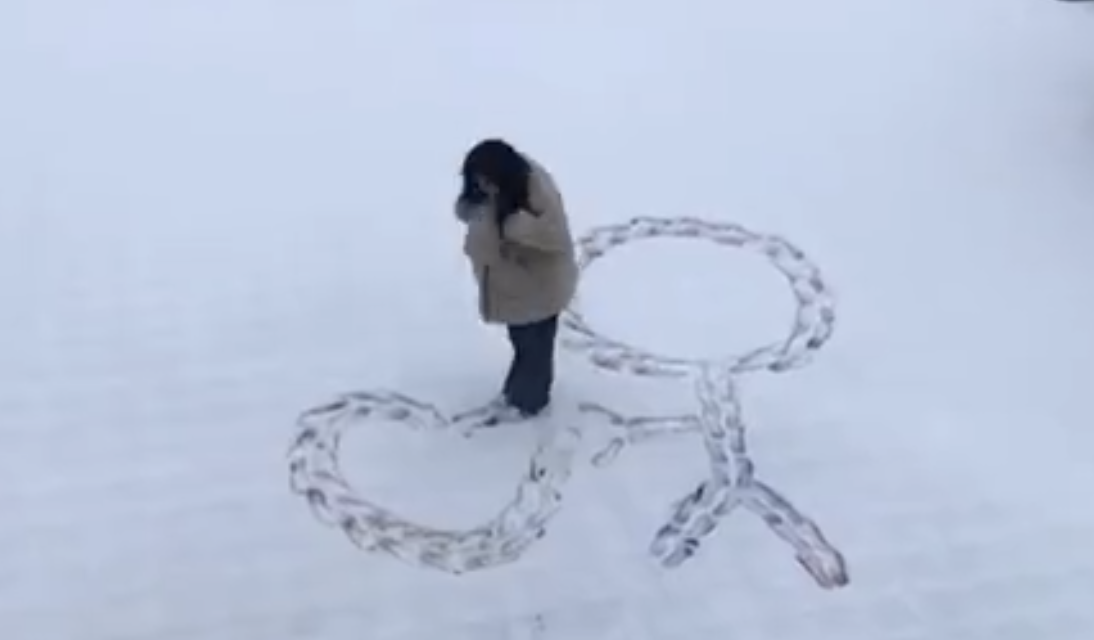快乐就是这样简单！浙江一幼师雪地“作画”