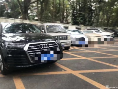 市民反映荔枝公园的私家车长期霸占免费车位，相关部门：已增设智能岗亭