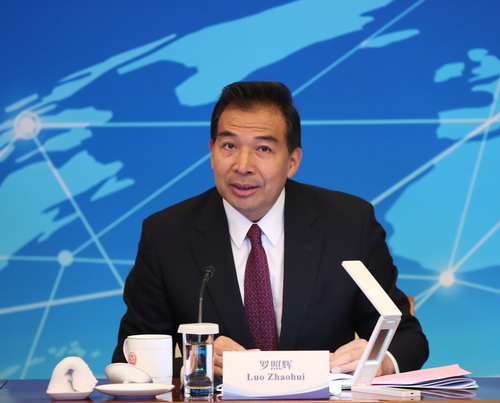 外交部副部长罗照辉出席最高法国际商事专家委员新聘仪式