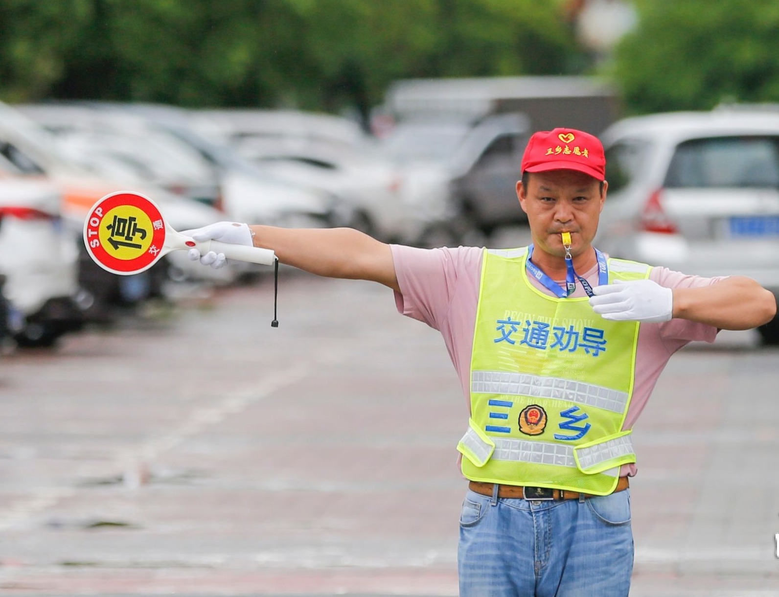 2013年，钟庄伟为交通劝导志愿者队伍首创“微笑式”交通引导手势，并向全市各镇区志愿者队伍推广。