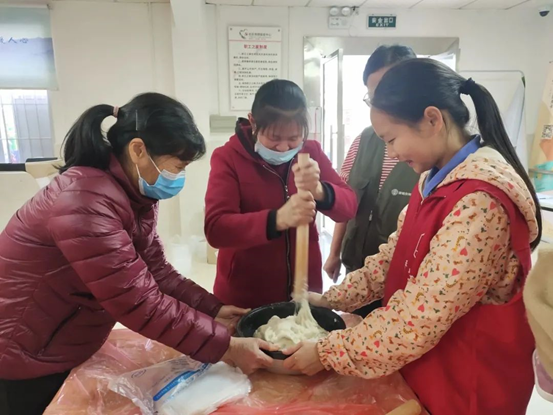 田头社区开展“甜蜜糍粑，美味生活”客家传统美食活动