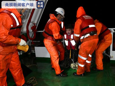 长江口两船碰撞一船进水沉没：10人获救1人遇难5人失踪