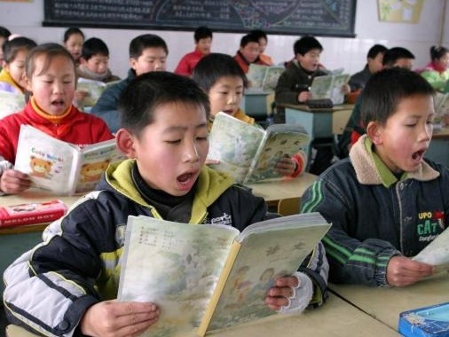 教育部：义务教育阶段56人以上大班额比例下降到3.98%