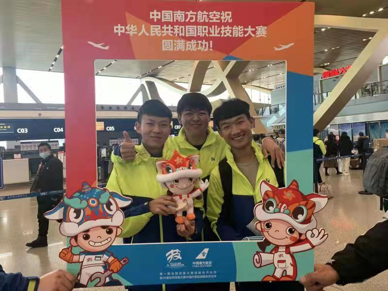 第一届全国技能大赛参赛代表团陆续抵达广州，南航开设专门礼遇通道  