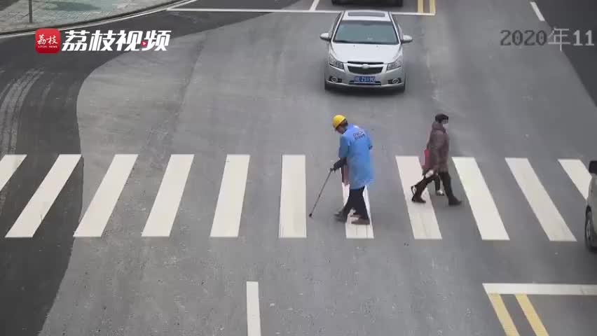 装修工人公主抱拄拐老人过马路