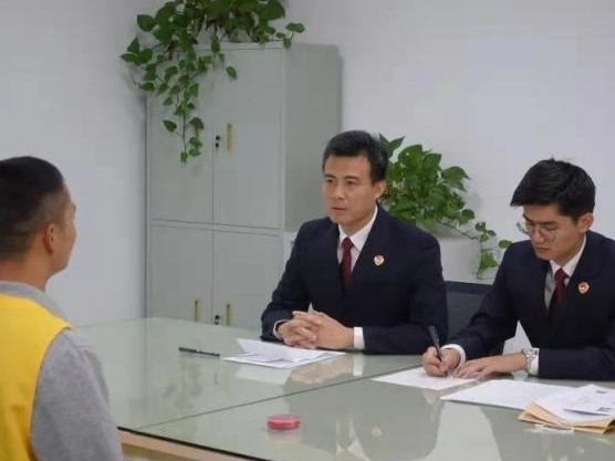 深圳一男子为逃避坐牢，使用两张有效身份证“躲猫猫”