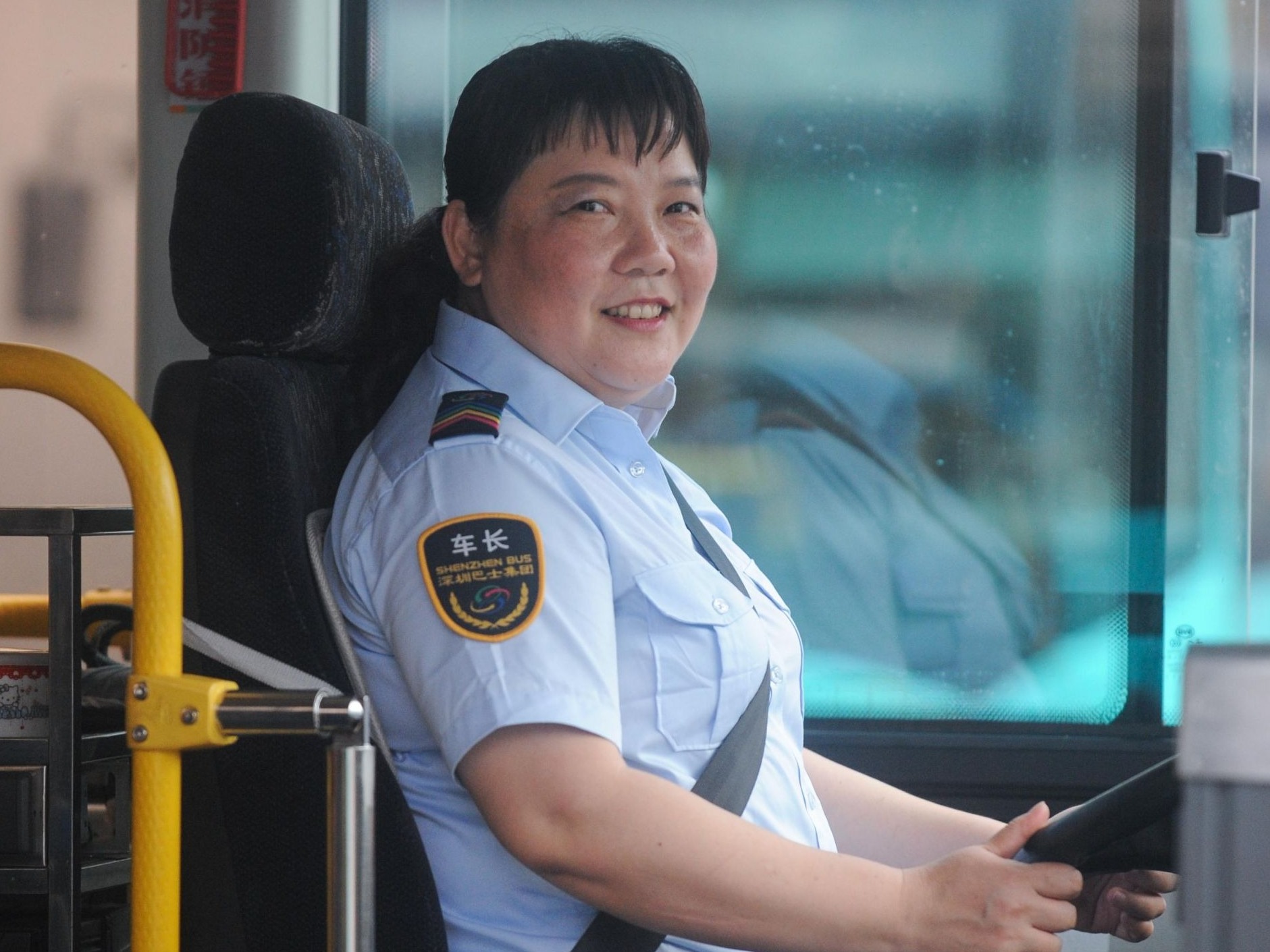 热情服务30余载零投诉零事故 在深圳有无数谢笑玲般的“最美公交司机”