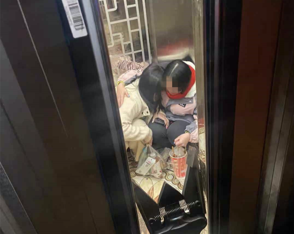 有惊无险！深圳两女子被困电梯，民警与消防员合力成功救援  