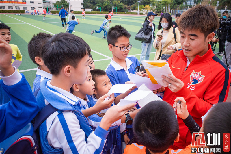 上课啦！深圳佳兆业足球队校园公开课走进新亚洲学校
