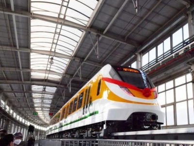 中国首条磁浮旅游专线首列车在长春下线，最高运行速度为120km/h