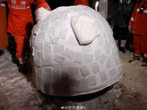 嫦娥五号穿了两层棉衣还贴满了暖宝宝 网友：不能冻到我们的“快递员”！