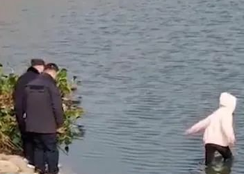 全网热议：望江女孩溺亡，民警错了么？  