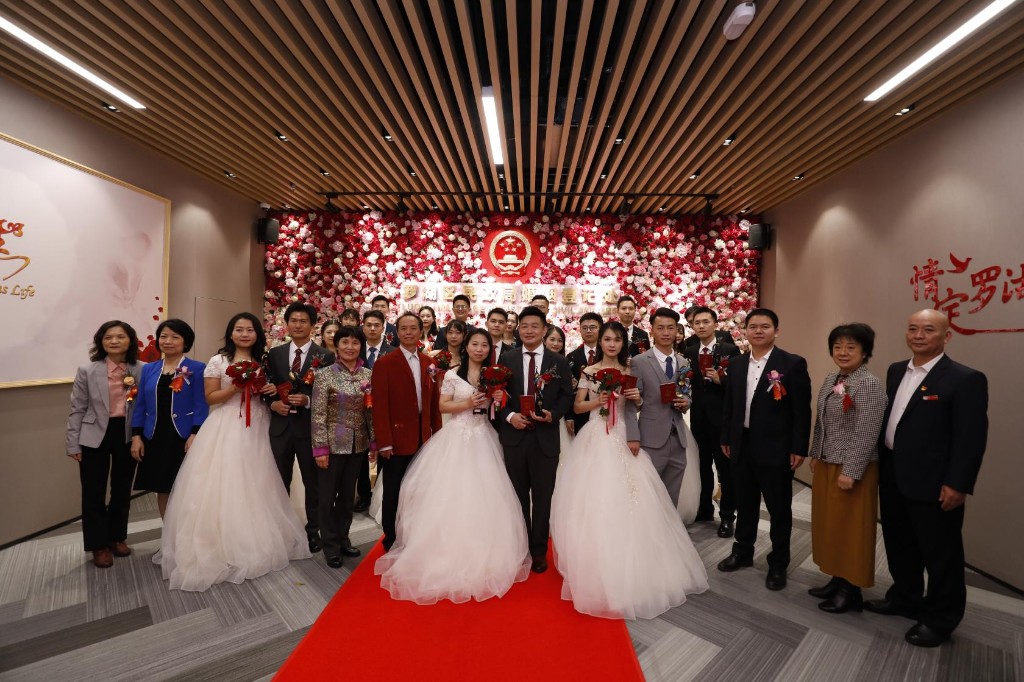 “1212，要爱要爱！”12对新人在罗湖举办“好有爱”的结婚登记集体颁证仪式