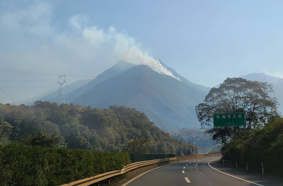 凉山为防森林大火“计划烧除”可燃物，空气质量“爆表”