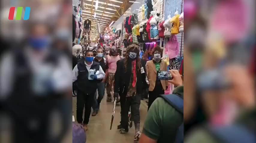 墨西哥摔跤手硬核提醒民众戴口罩，不服抡凳就砸
