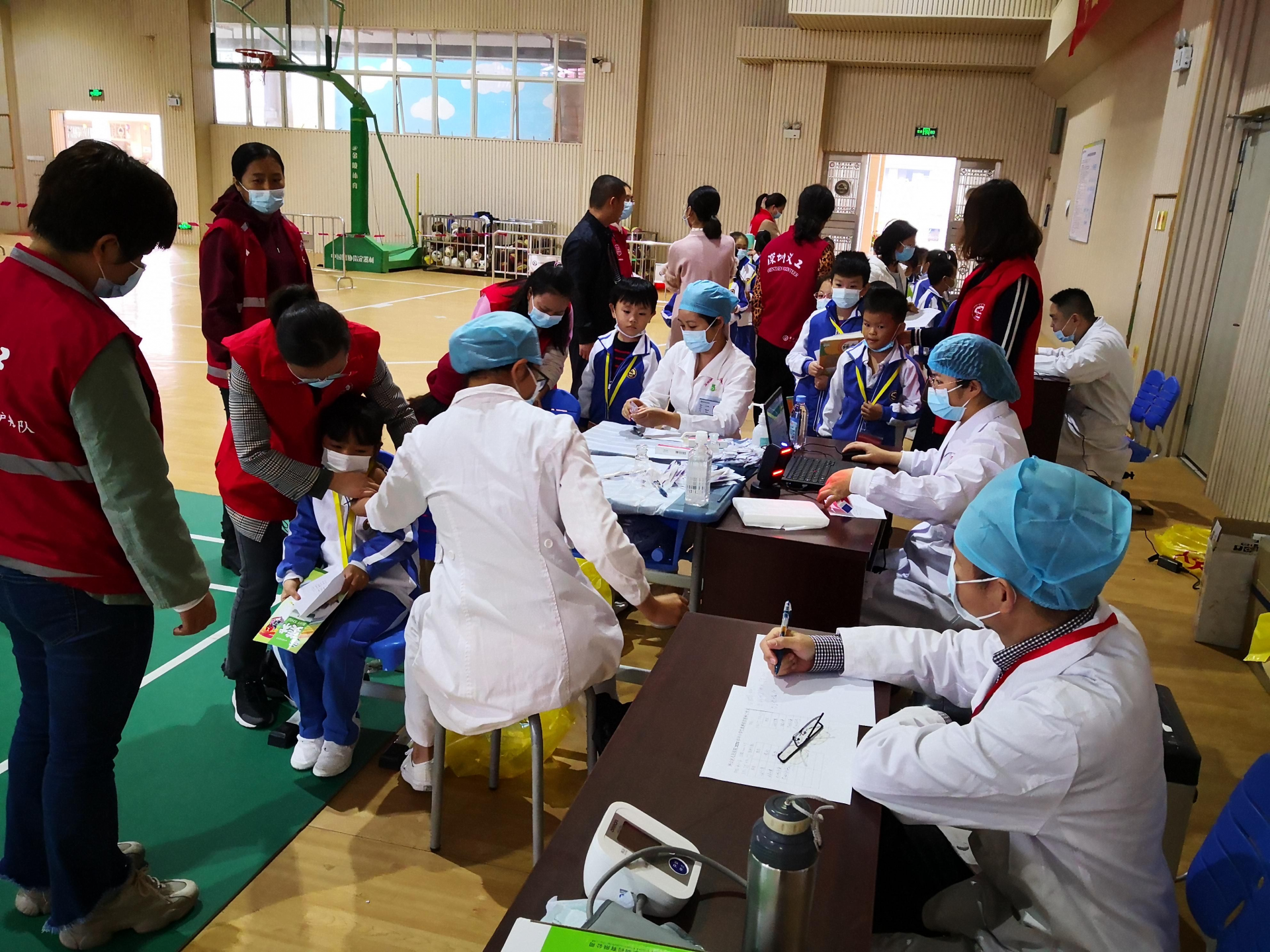 坪山区人民医院为区内4.5万名中小学生免费接种流感疫苗