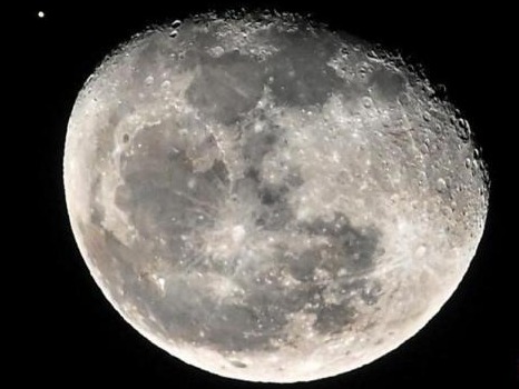 送首位女性上月球！贝索斯发布登月引擎测试视频