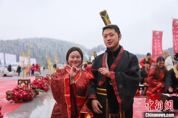 新人体验汉式雪地集体婚礼。马佳欣 摄