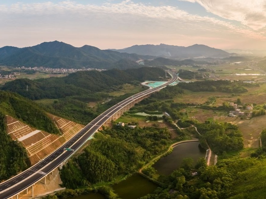 广东交通集团6条高速预计28日通车，全省高速通车里程突破10000公里