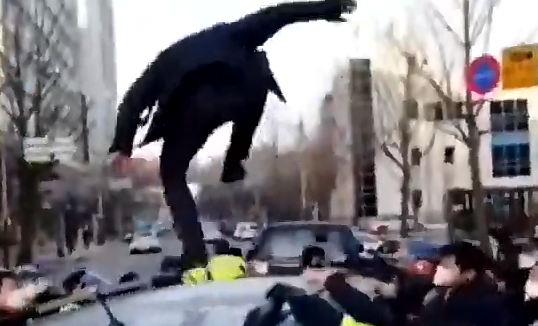 群情激愤！群众猛踩素媛案罪犯乘坐车辆