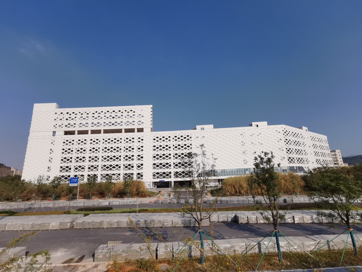 国内首座高层立体纯电动综合车场月亮湾综合车场投入运营