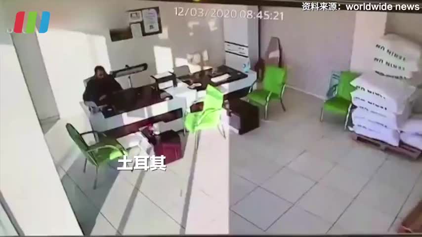 土耳其清晨再次发生地震 监控录下男子逃生瞬间