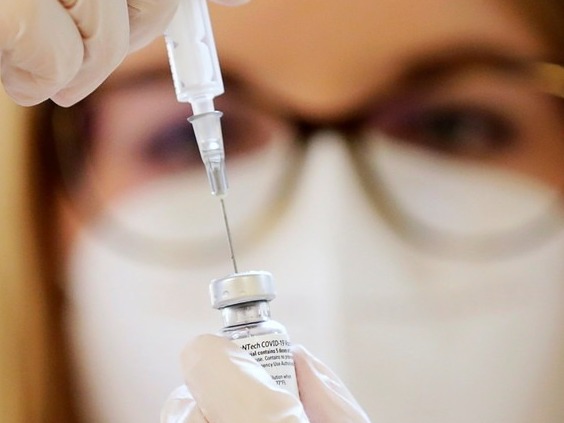 德国疗养院8人接种正常剂量5倍辉瑞疫苗，4人出现不适入院