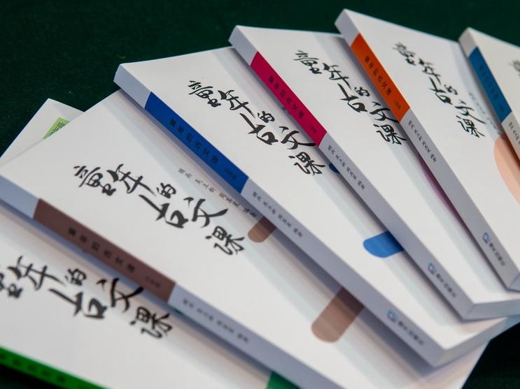 教师编学生画，《童年的古文课》一书在深首发
