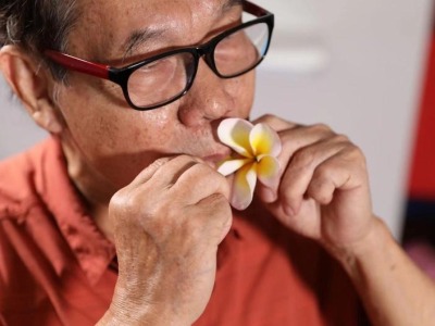 声叶传情：深圳75岁归侨老人，树叶吹奏奏响非遗文化