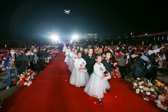 把甜蜜打在公屏上！宝安为100对新人举办集体婚礼